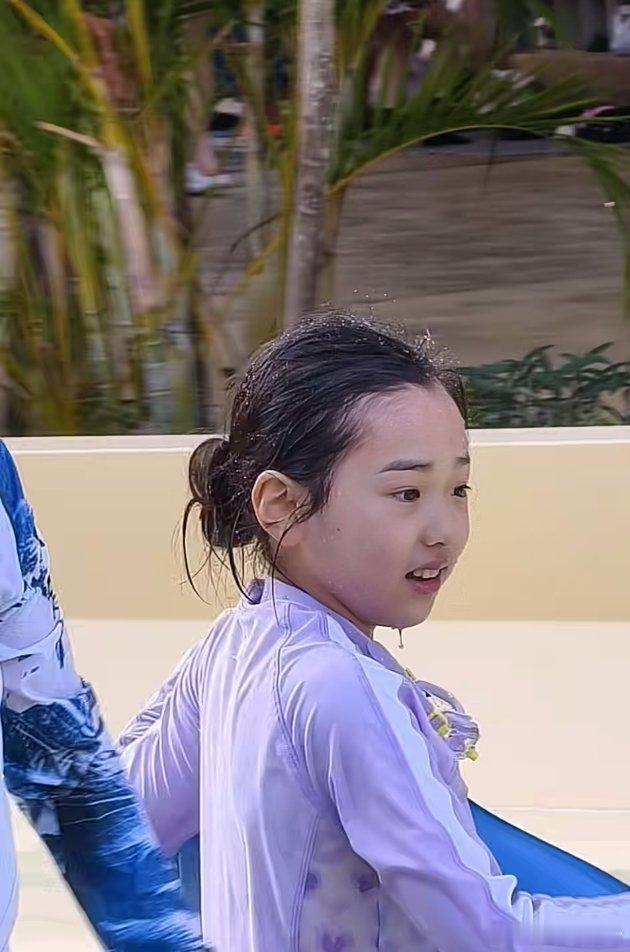 小酒窝做了长美甲9岁做美甲＝放假限定款。我9岁涂个指甲油都怕我妈骂，人家已经能跟