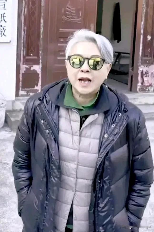 歌星梁雁翎彻底“自暴自弃”了？满头白发、不修边幅、身材明显发福，已经完全看不出她