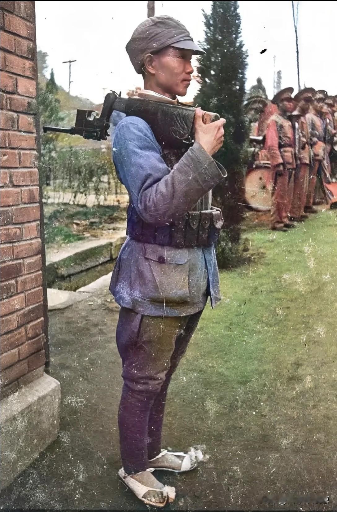 很明显这是一张摆拍的照片，照片中的士兵显得很自豪，与背景中的队列形成对比。
显而
