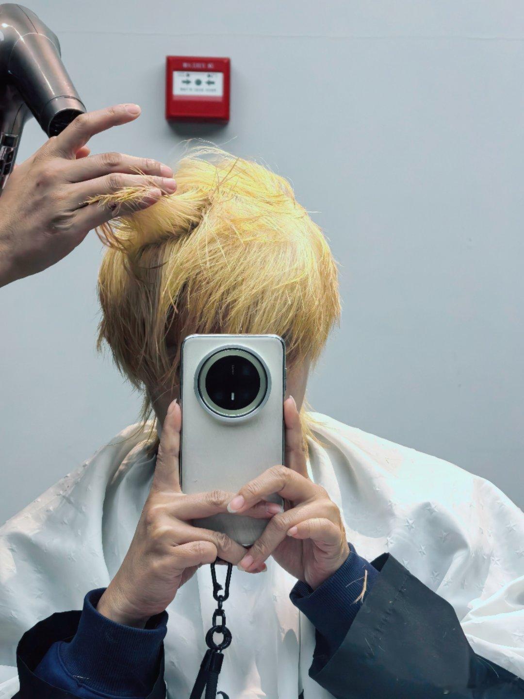 4个月没整过头发了，发型师竭力劝说剪短。写完稿一抬头，变精神小伙了。