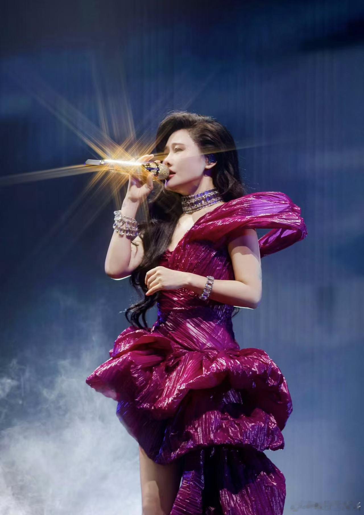 袁娅维凄美地神女下凡 2025“月亮撒野”巡演现场演唱的《凄美地》真给人听爽了，