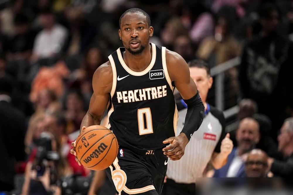 五个身高两米以上的长臂怪兽同时张开手扑向你，连呼吸的空气都会瞬间稀薄。老鹰队正在