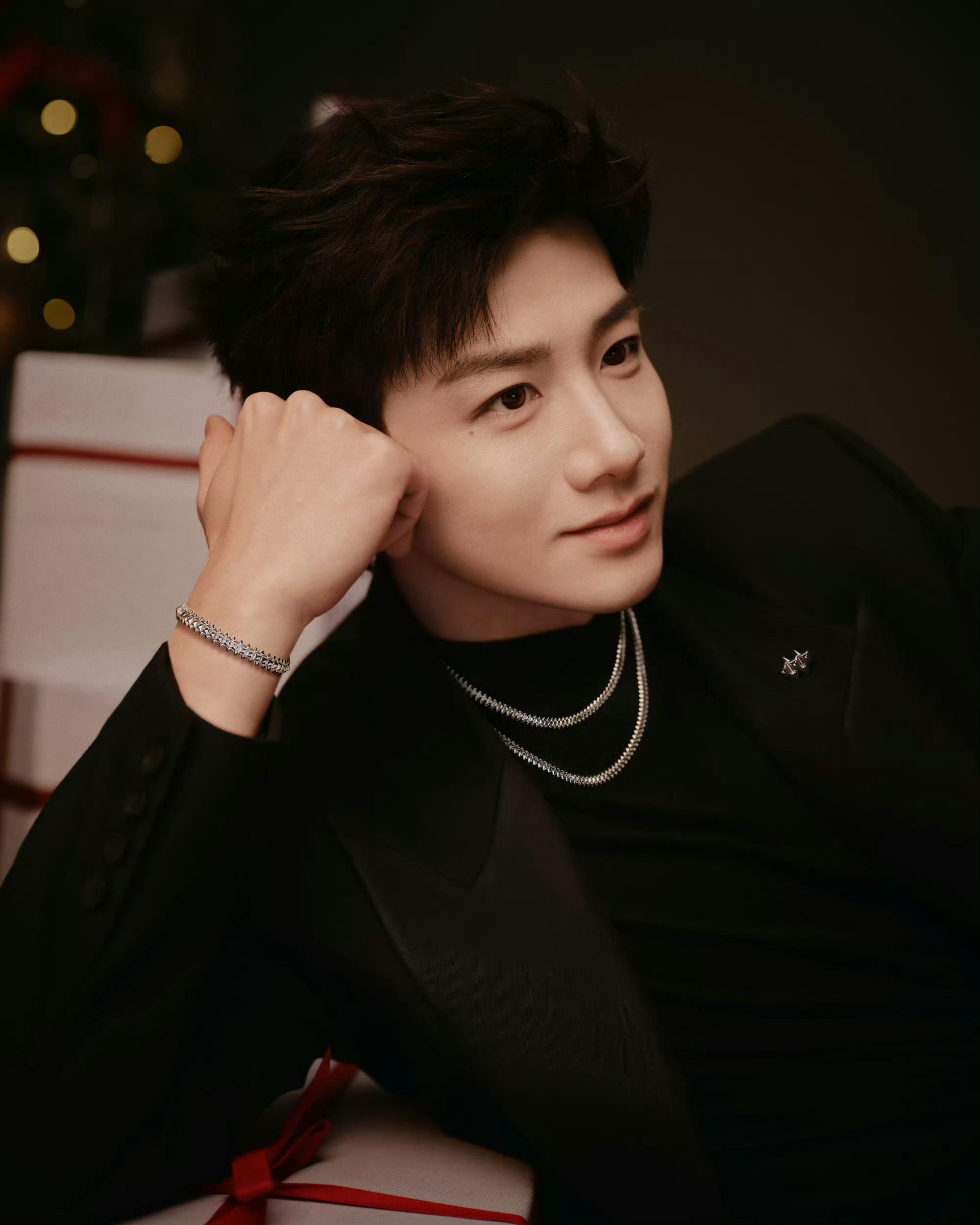 白敬亭带着老鼠干回家了超喜欢在休息时或边吃饭边看有白敬亭的综艺，让人心情开怀放松