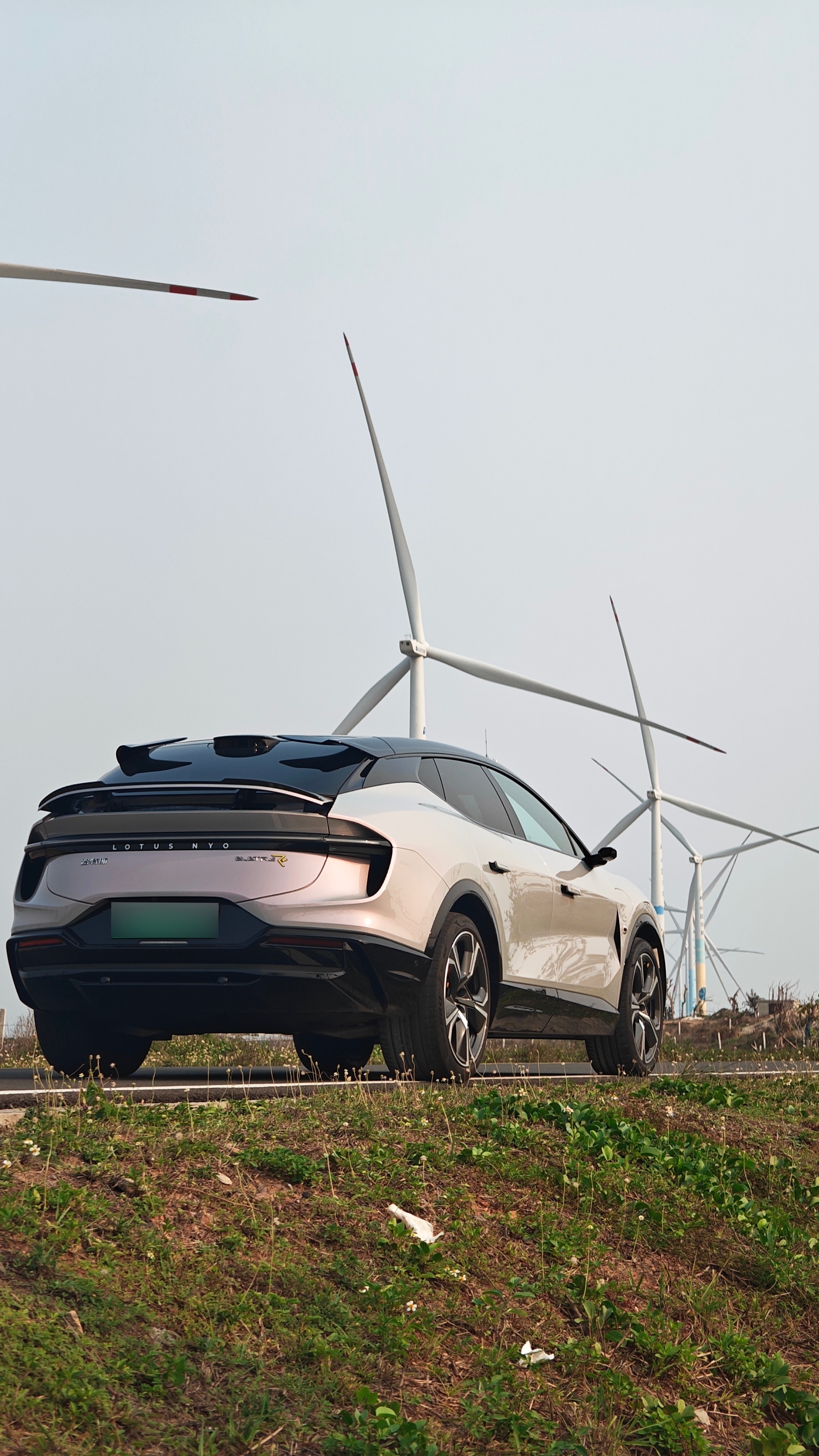 假期出来兜兜风，环岛旅游公路强烈推荐，文昌这一段风景绝美，大风车阵肉眼很壮观。莲