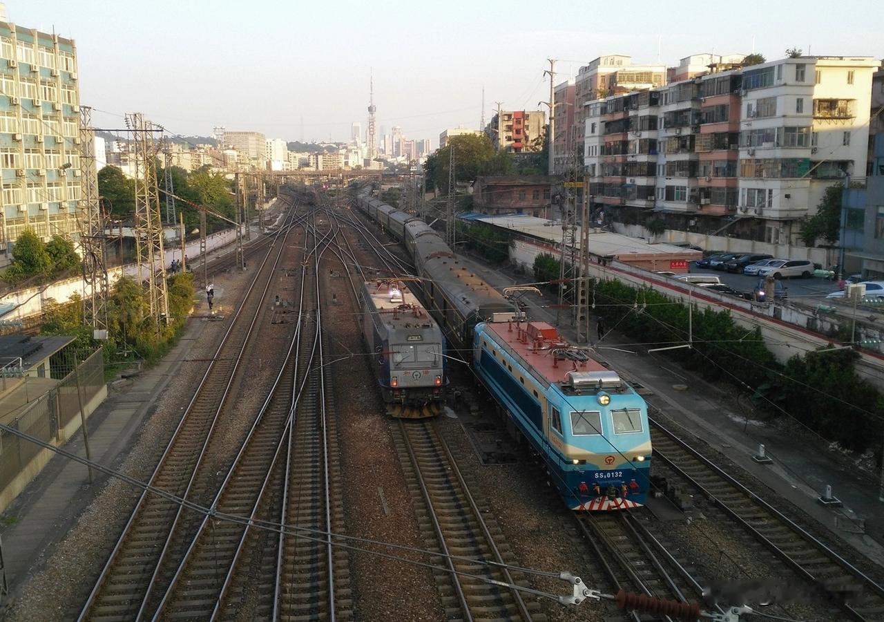 2018年在广州王圣堂广园西路跨线桥拍摄的火车，那趟旅客列车是韶山8型电力机车牵