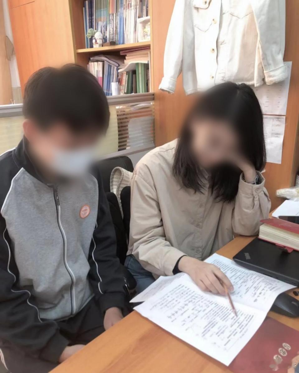 #女教师出轨高中生构成犯罪吗#高中生谈恋爱了吗 ​​​