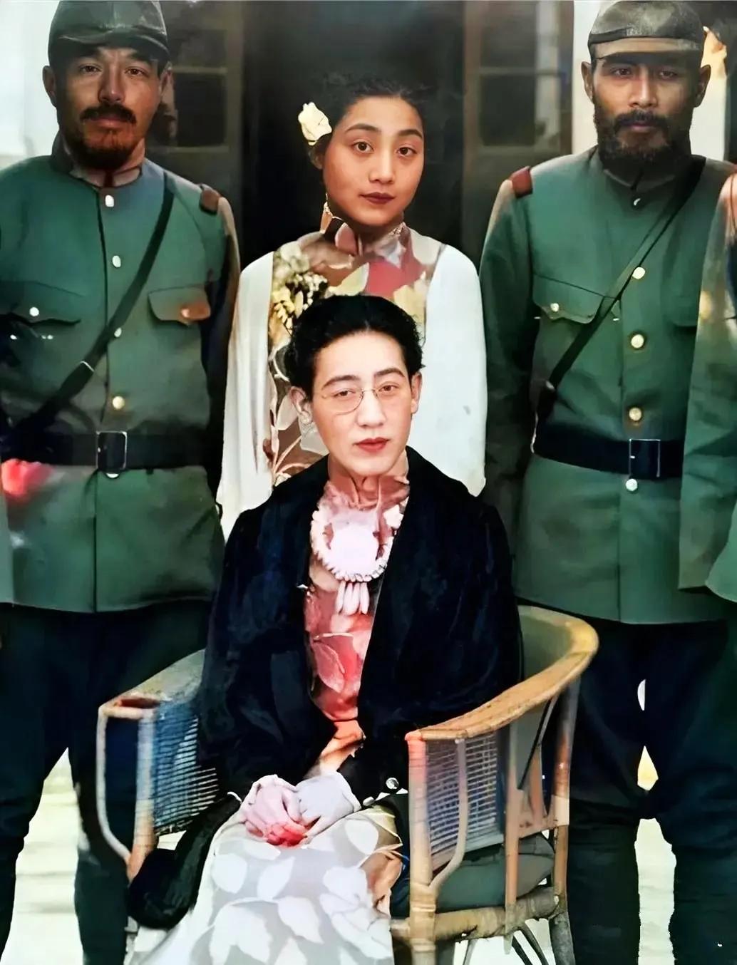 不要再被骗了，这才是川岛芳子的真实照片。
1937年，川岛芳子和侍女及几个日本军