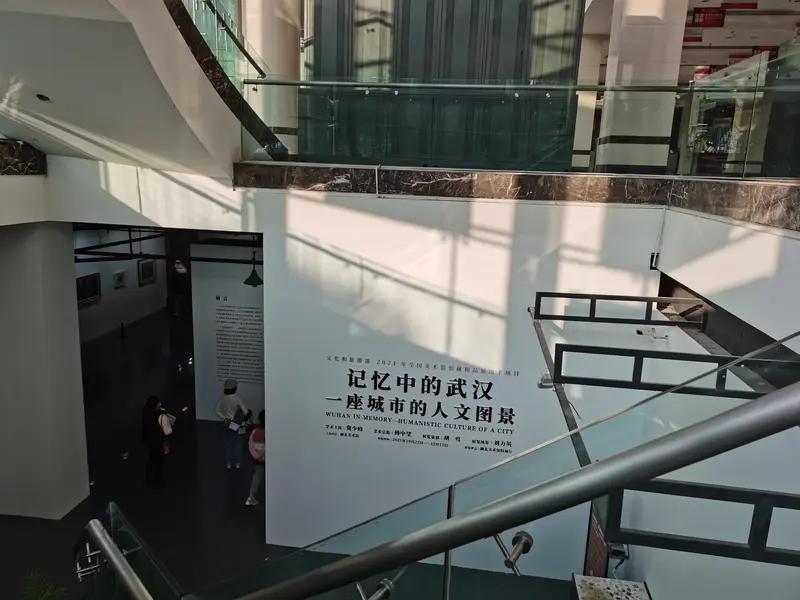 看到“武汉美术馆红色主题展”，我起初也以为是个气势恢宏的独立大展。毕竟各地重大节
