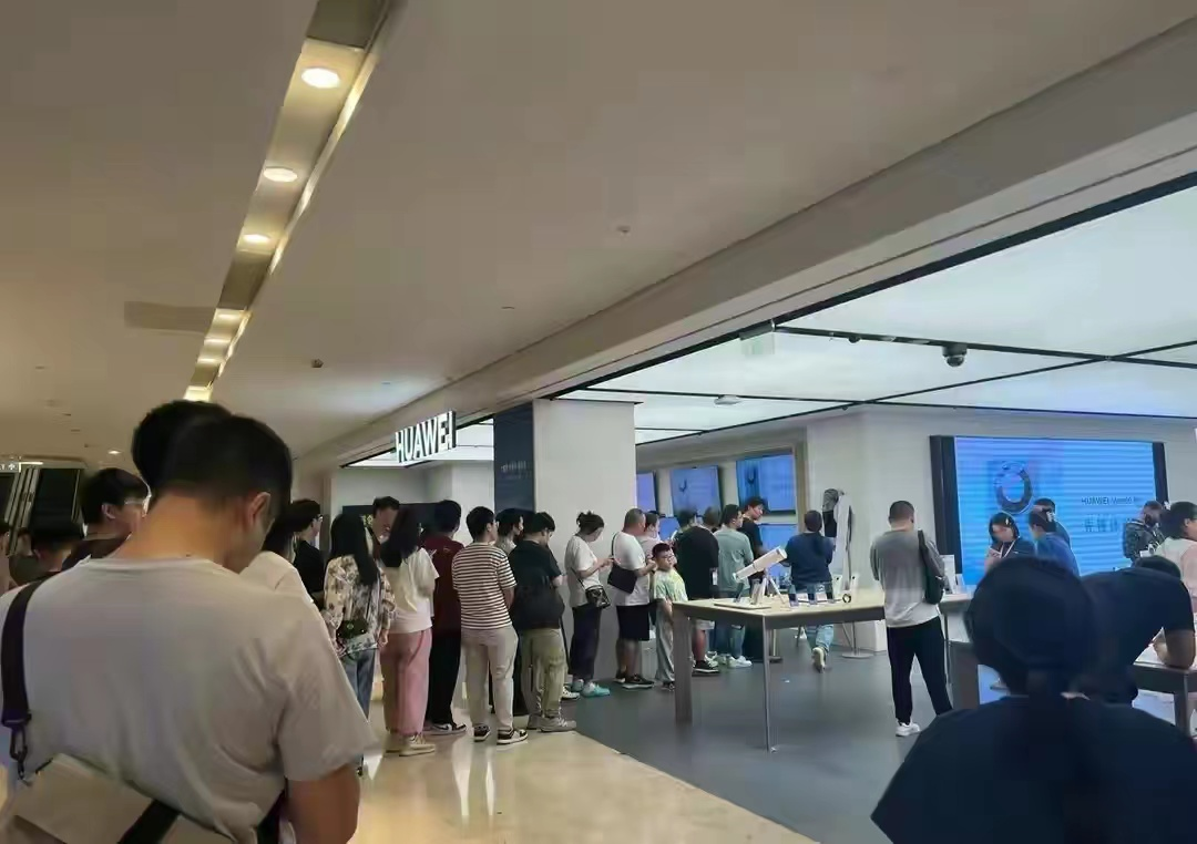 说年轻人没钱消费的专家们，这下无言以对了！7000块的华为Mate60供不应求，