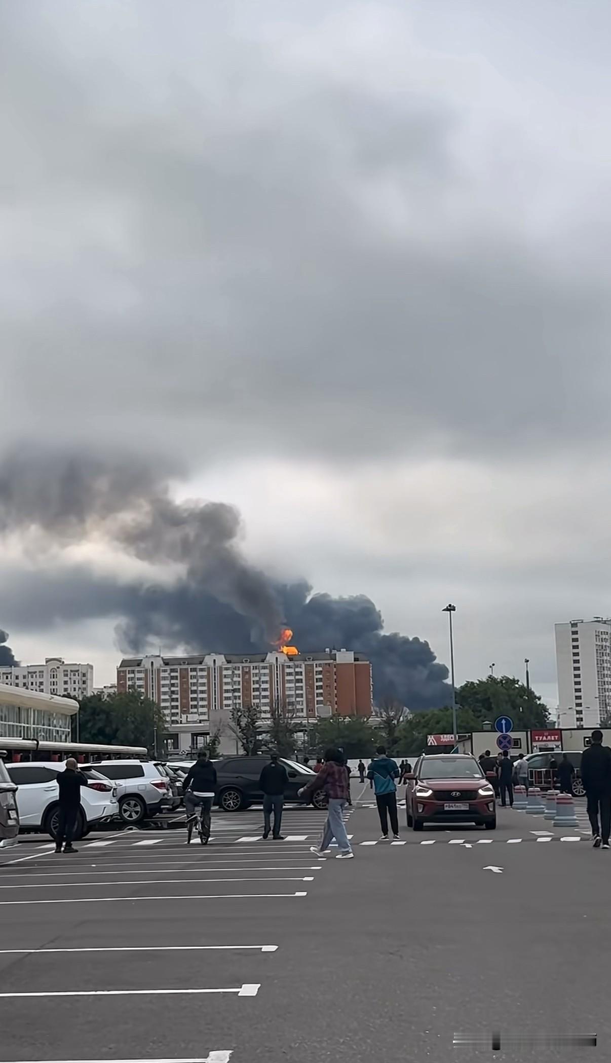 乌军无人机生猛轰炸莫斯科，四年后回旋镖正中眉心！乌克兰无人机袭击莫斯科防空系统俄