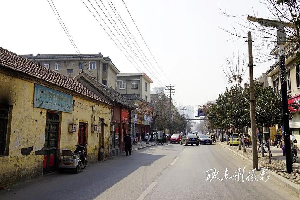 昨日村前一顽童，今夜灯下白头翁。
狷介​不曾凡尘染，病榻惊起似癫疯。
​孟春读罢