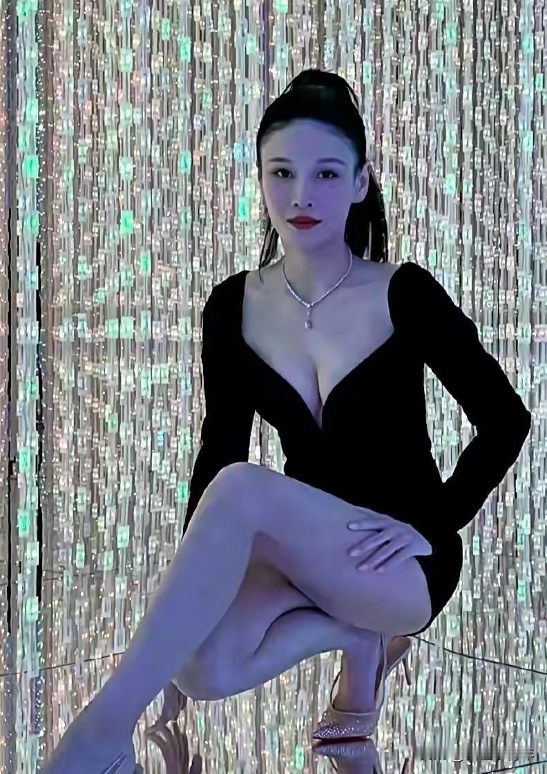 海边晒日光浴，身材真火辣！