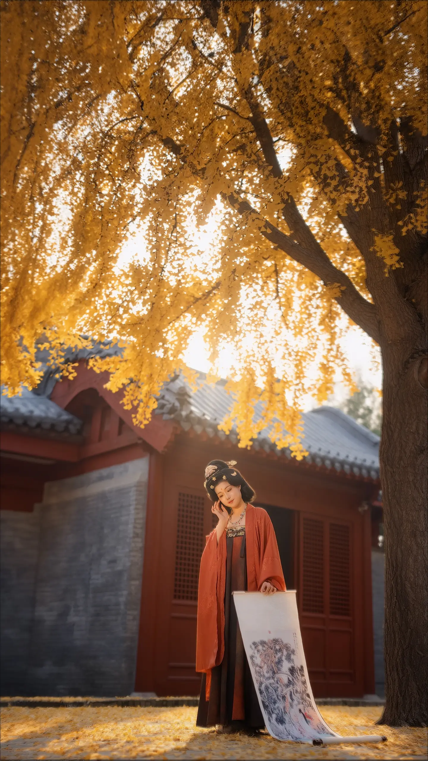 满园银杏落秋风。