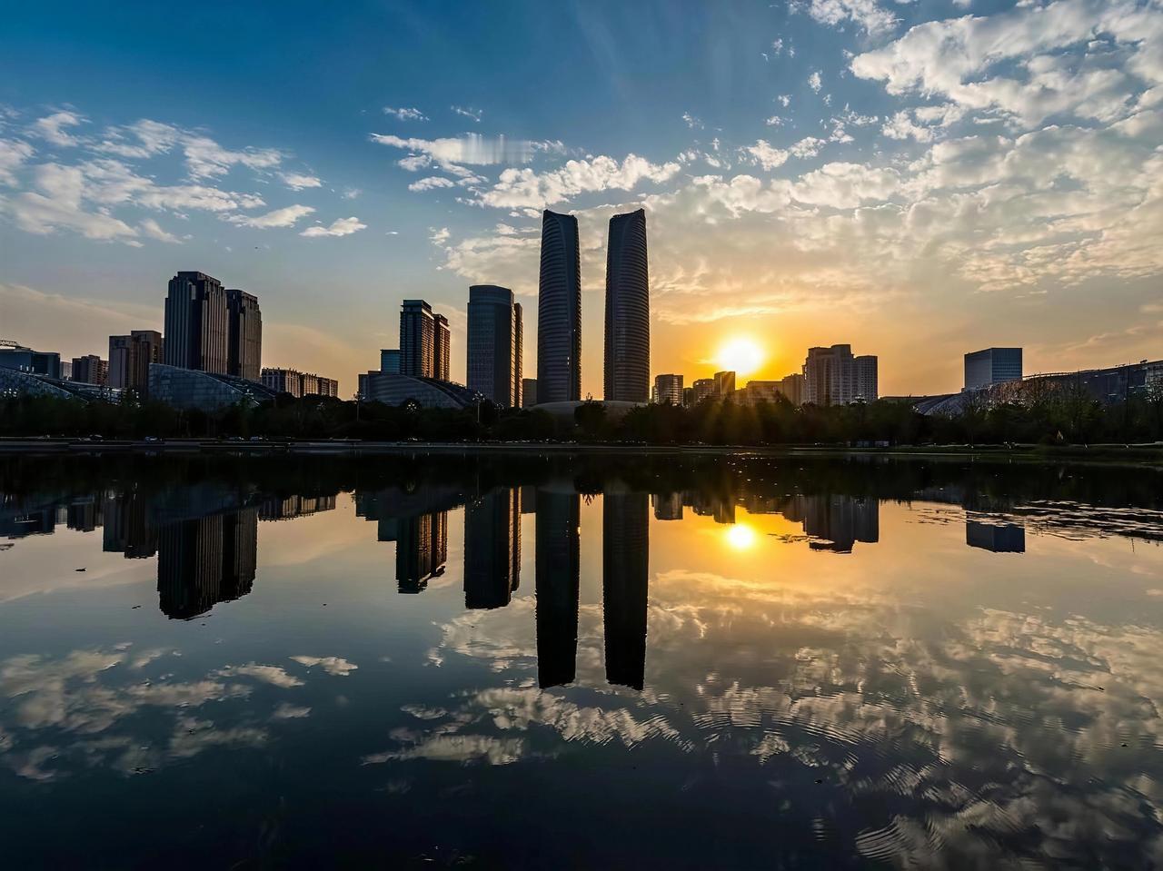 生活匆忙，可别错过日落和夕阳。在江汉路，我邂逅了一场绝美落日。
下班路上，不经意