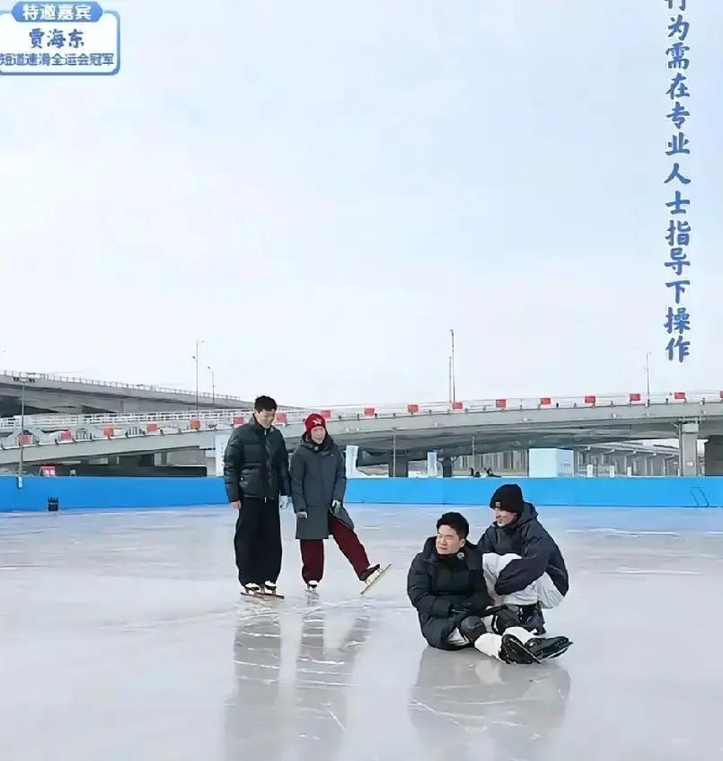 宇辉直播坐冰面上拍山西古建，冻得直哈气，路过的小男孩凑过去说叔叔你屁股不冷吗。