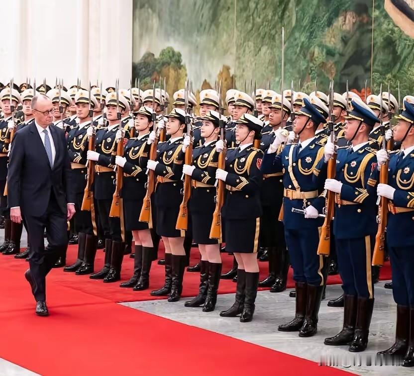 2月25日，德国总理默茨访华落地后的“第一声官方表态”来了。在检阅完仪仗队后，默