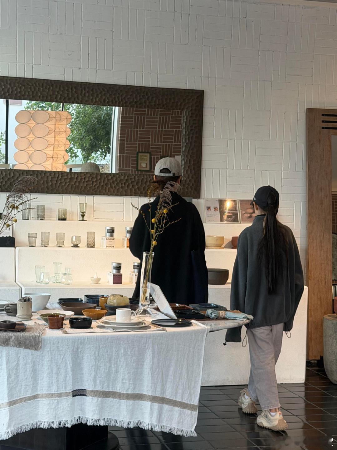 阿那亚偶遇戚薇lucky看到路人拍到的戚薇和lucky，在阿那亚逛器物店，两个人