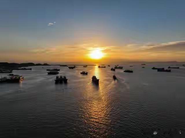 上联: 水上千舟渡
下联: 天空万机翔