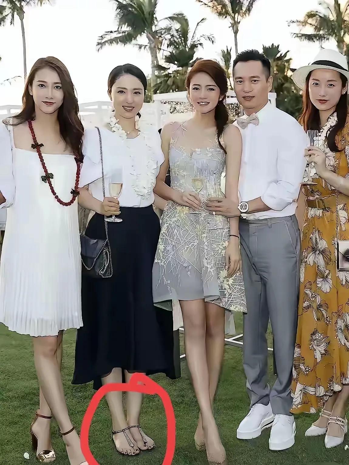 看到没，董璇这个才是纯欲风。
几个大明星里一起亮相，除了安以轩端庄大气。
很多男