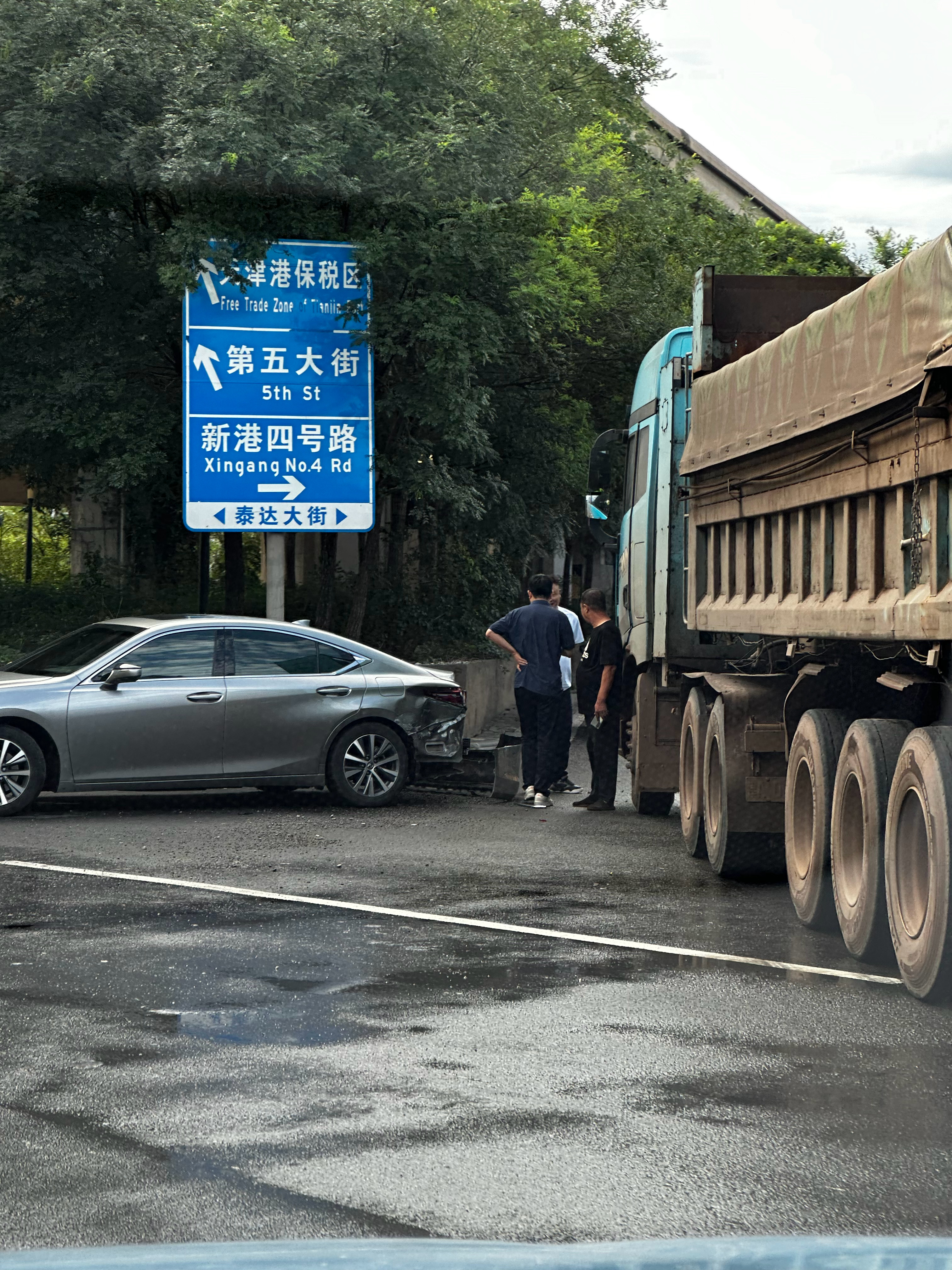 环岛的一个事故，这雷克萨斯后侧围应该是保不住了。这种事故贼尴尬，可能撞的并不厉害