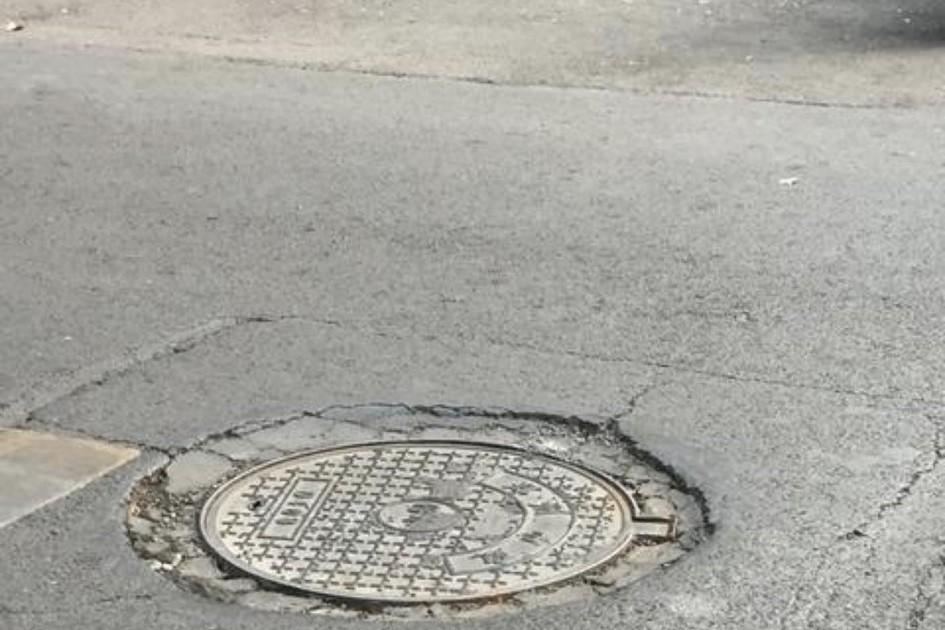 这些道路上的井盖总是有一点让人不吐不快的感觉，有圆的，有方的，很不统一。而且那些