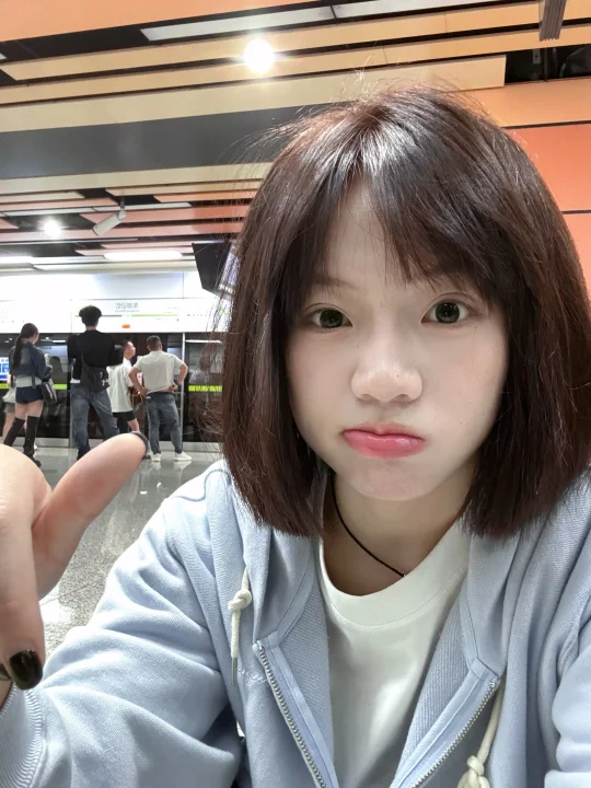 素颜 是只吃鱼油就漂亮的年纪~