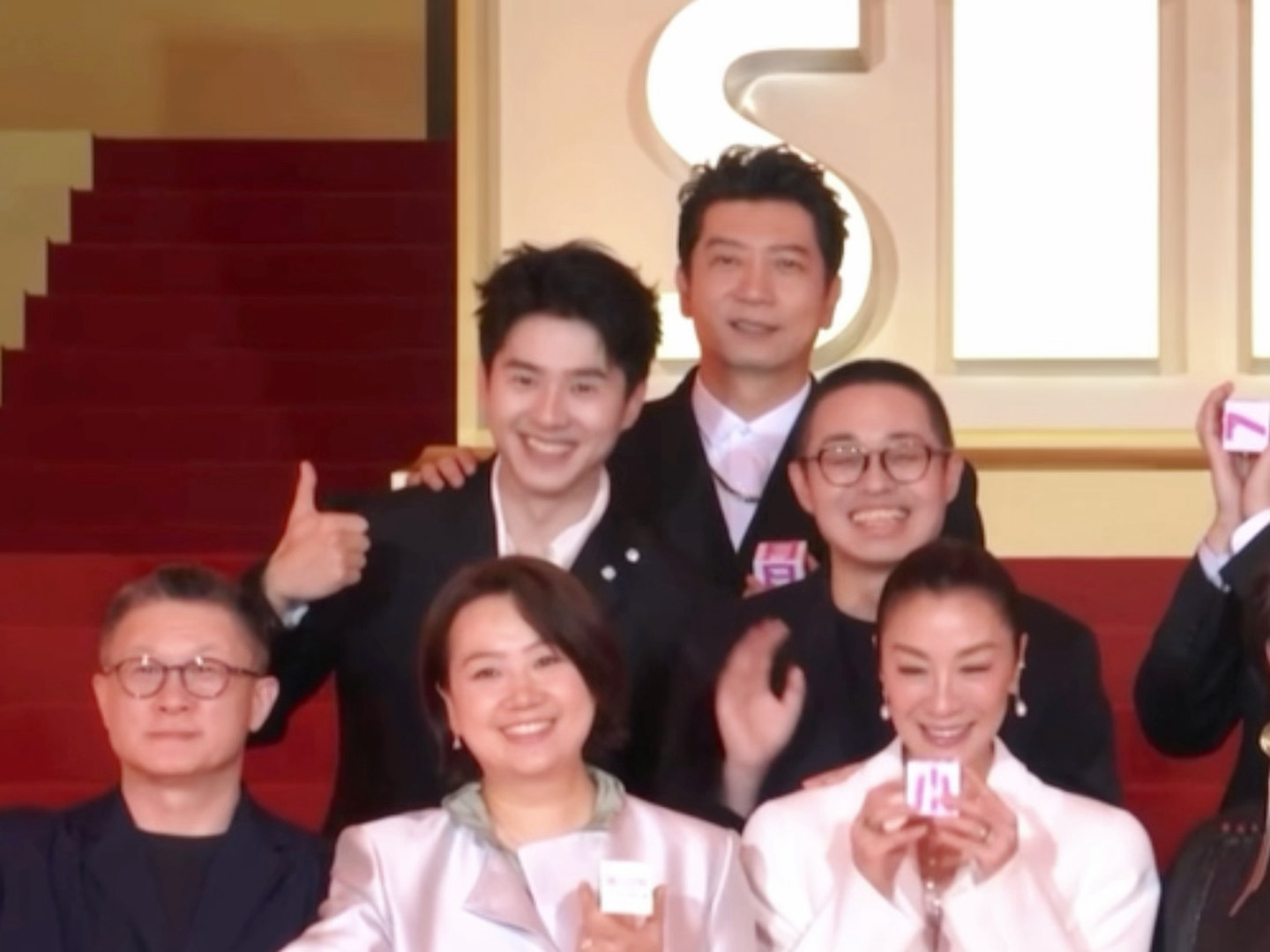角落里被逗笑了的刘昊然角落里被逗笑了的刘昊然
