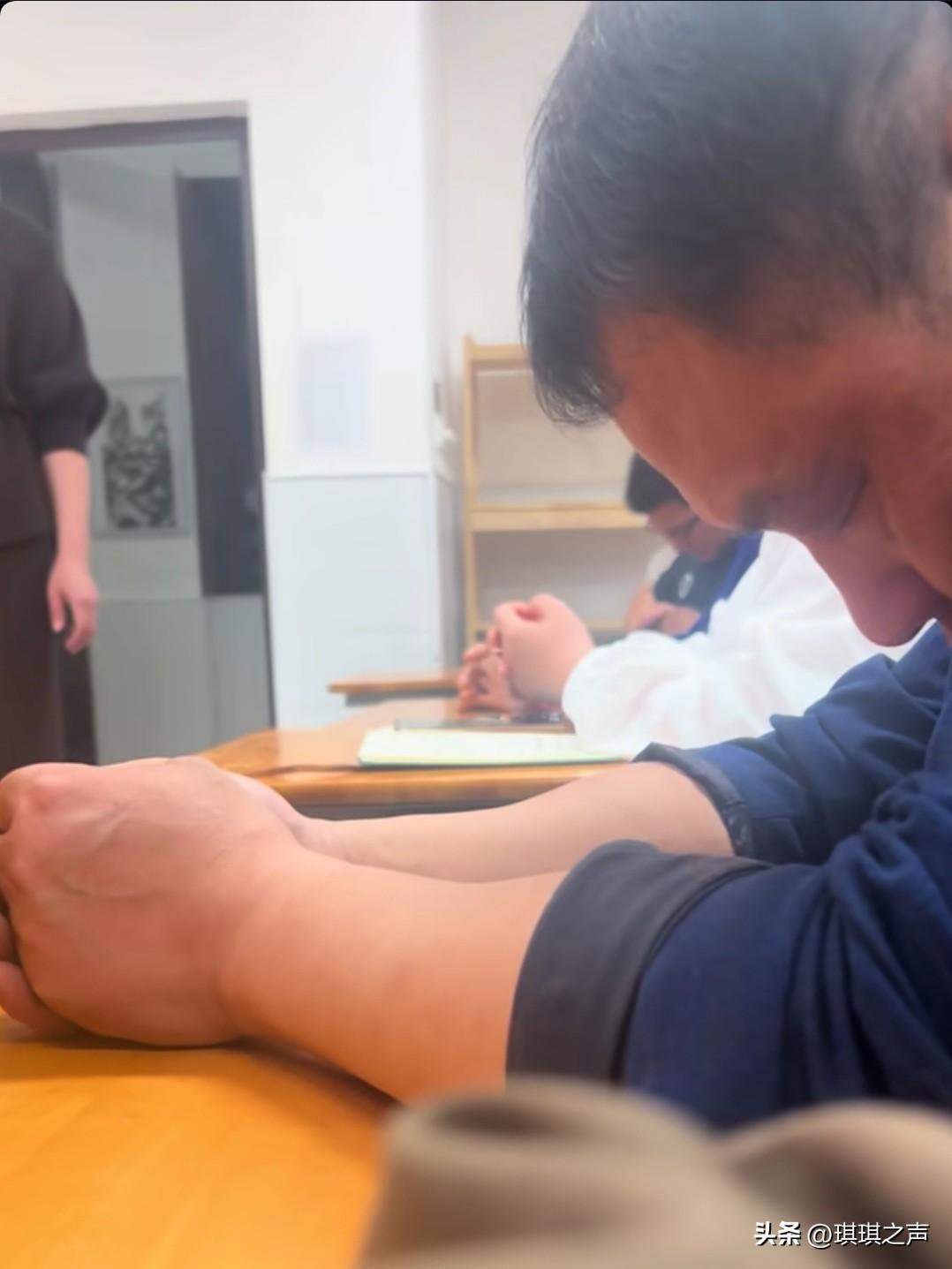 现在的社会，每个人真的确实太累了，太不容易了。

昨晚开家长会的时候，一家长刚好