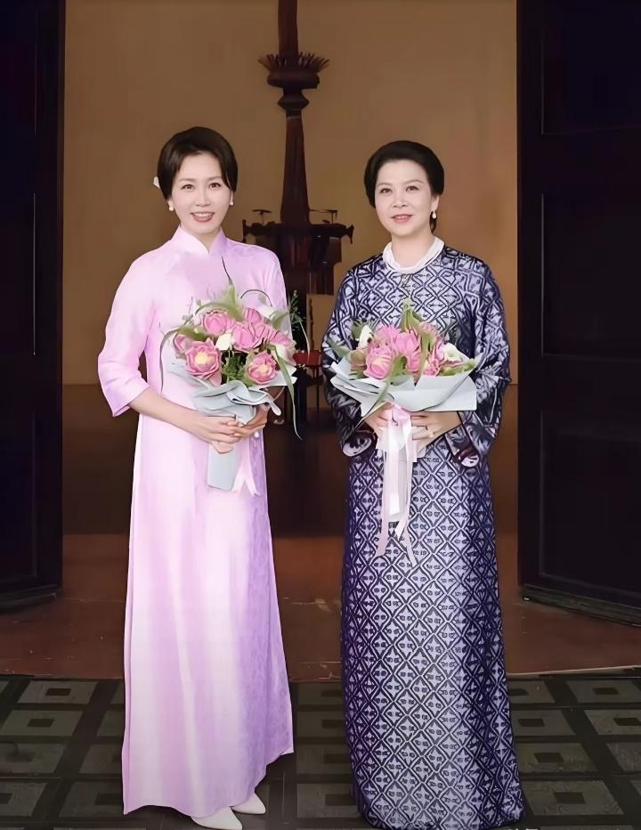 韩越两国第一夫人同框，韩国第一夫人简约穿搭超显格调，温婉大气里藏着干练气场，眉眼