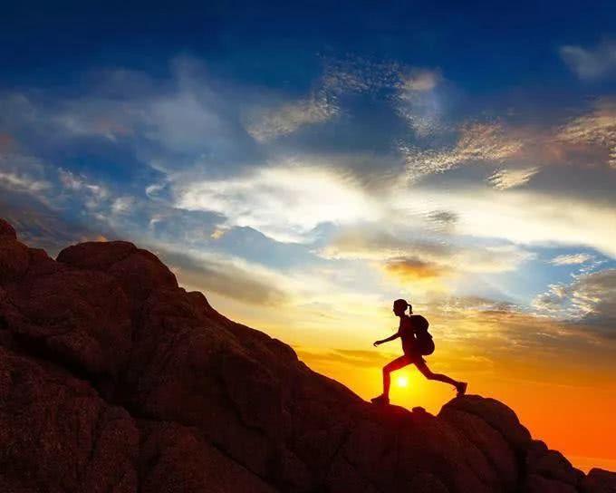 登山悟
崇山峻岭路难通，崎岖小径步难行。
飞鸟掠空双翼疾，岩羊蹑壁两蹄轻。
欲上