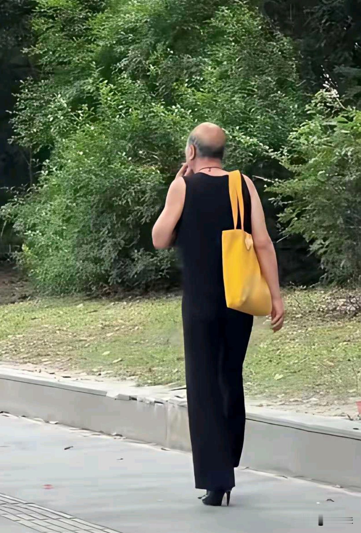不得不说成都的包容性还是太强了，这是大爷还是大妈？