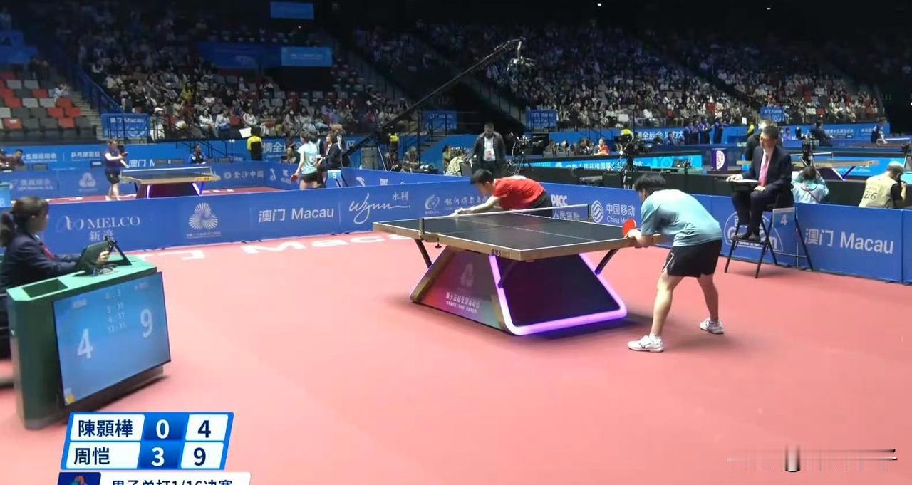跟优秀的人在一起想不优秀都难！
在第十五届全国运动会上，男单1/16决赛周恺(上