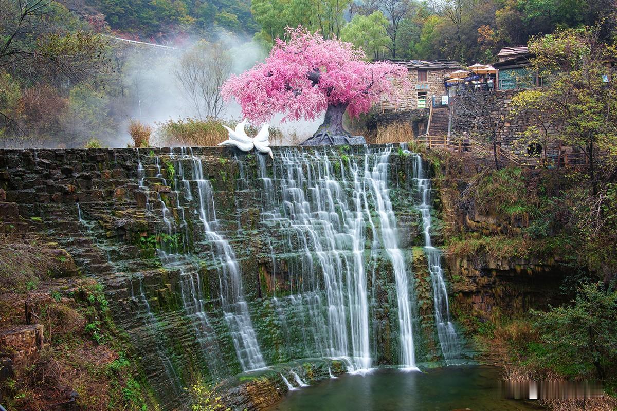 雾锁桃花谷，最美扫地人
       林州大峡谷桃花谷，层叠堤坝泻下银链瀑布，水
