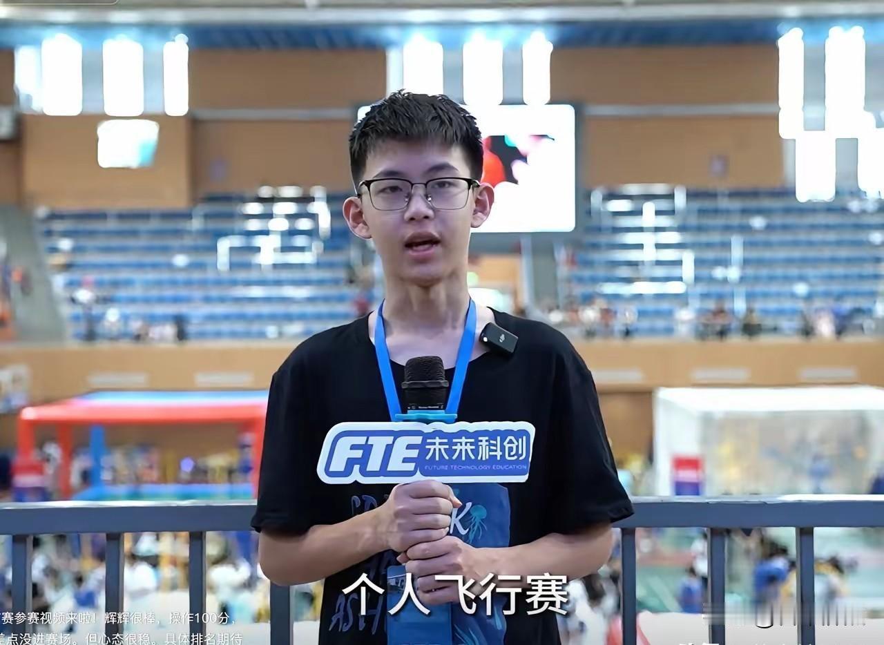 让出主卧的初中生，全家没一句“你该让”，他凭什么笑得那么自然。
孙辉把大房间让给