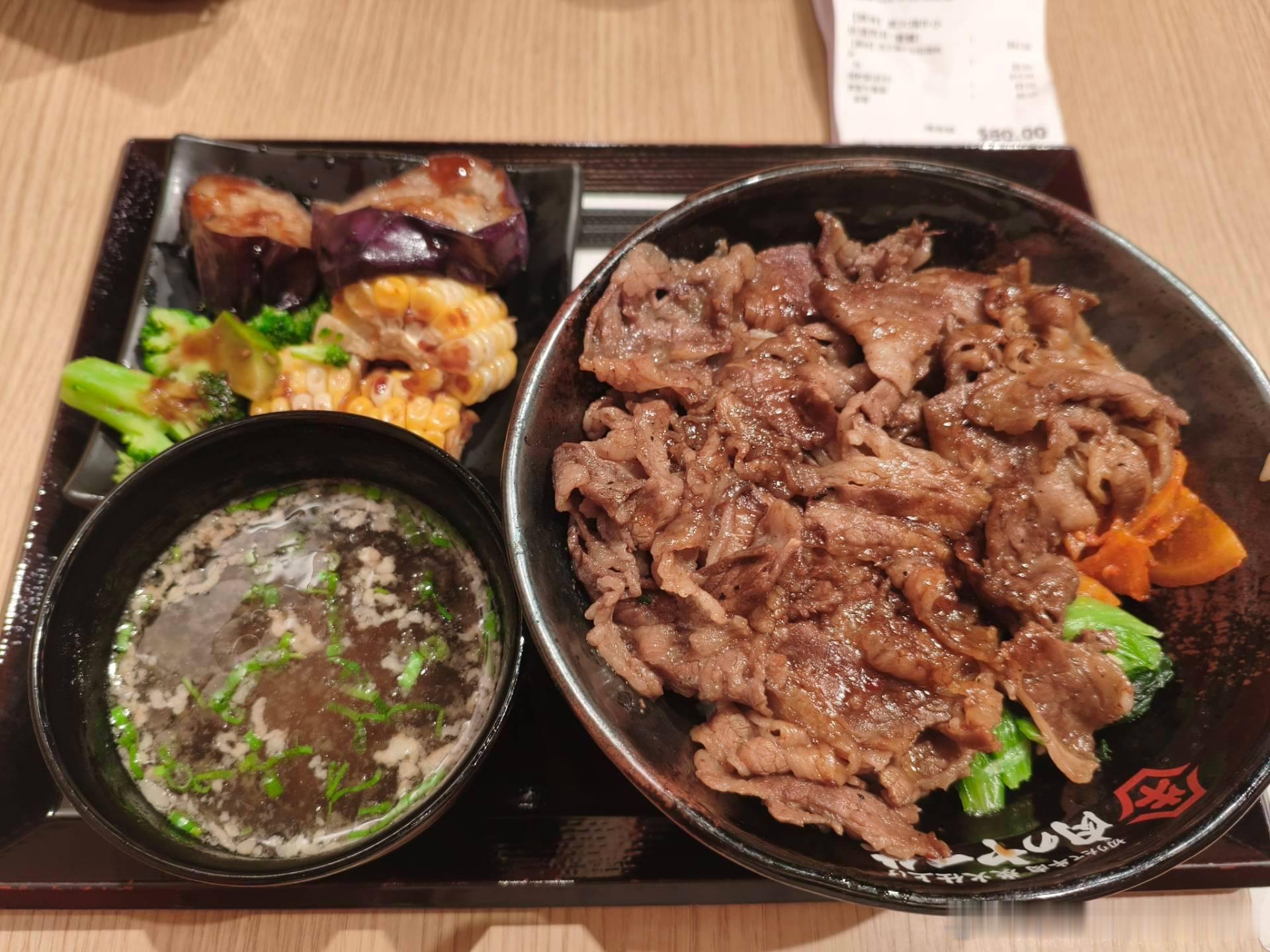 出來吃個晚餐，吃飽了不想家，小鎮上的消費也還是高，鄂爾多斯整體比其他邯鄲，安陽，