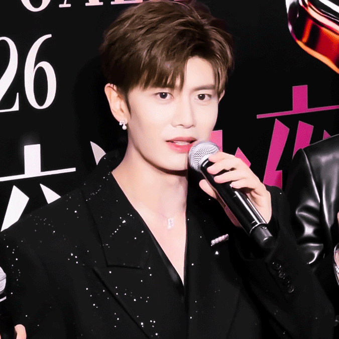 粉丝: 嘉伦!!!咪: 眼睛睁大~😯 