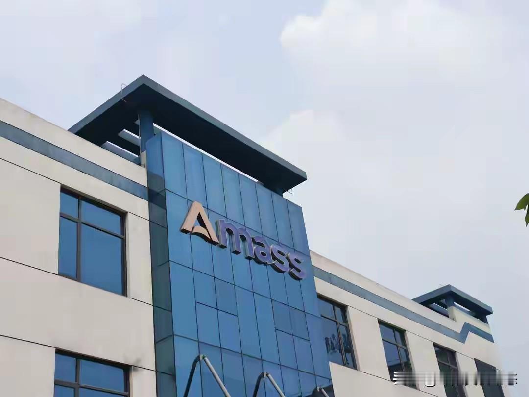 最近听说中国有一家神秘企业，出口业绩那叫一个逆天，一年爆增2000%！美国惊呼不