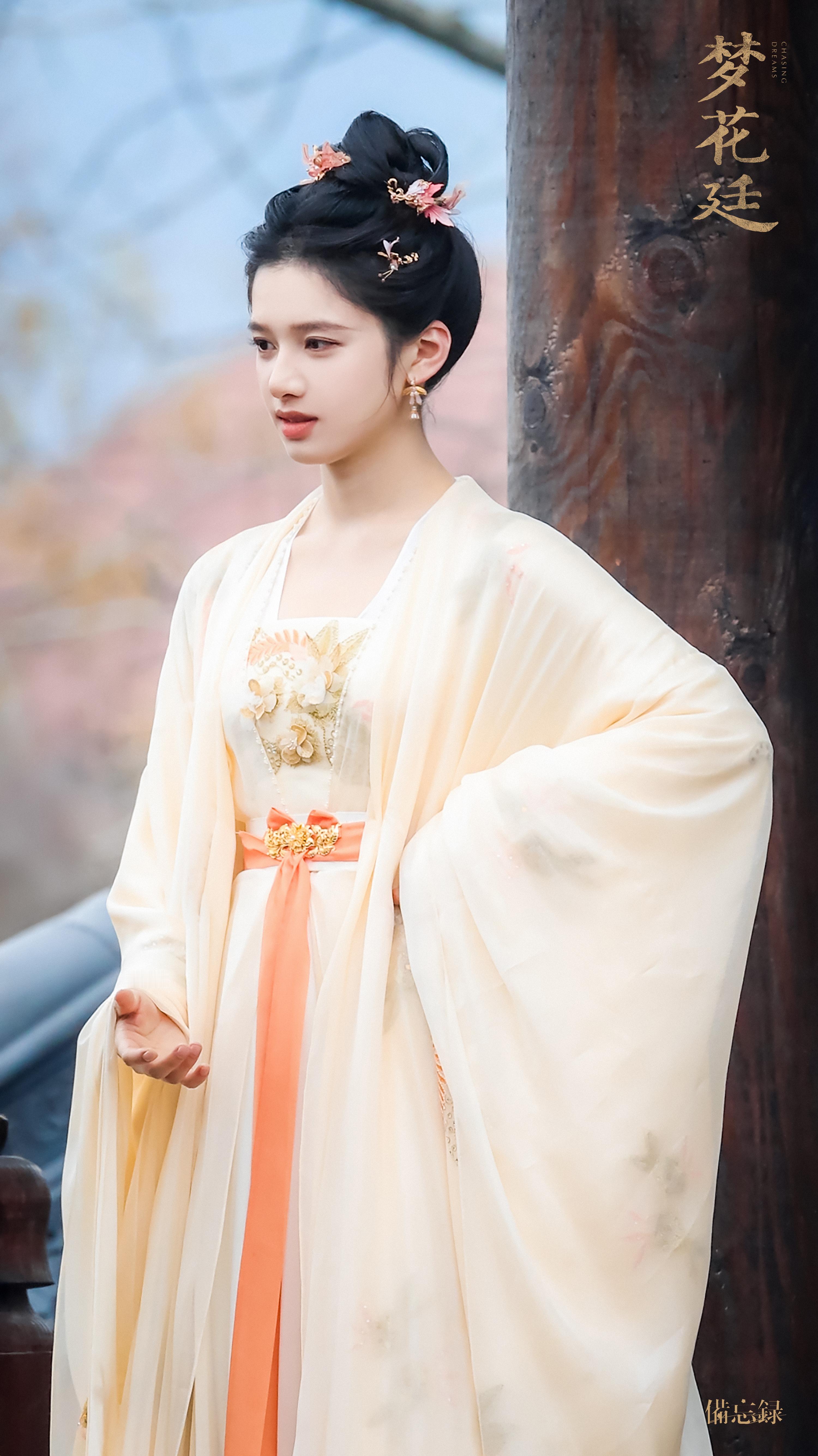 张婧仪张凌赫张婧仪情人节短片 在复制粘贴的时代，你是手写的诗