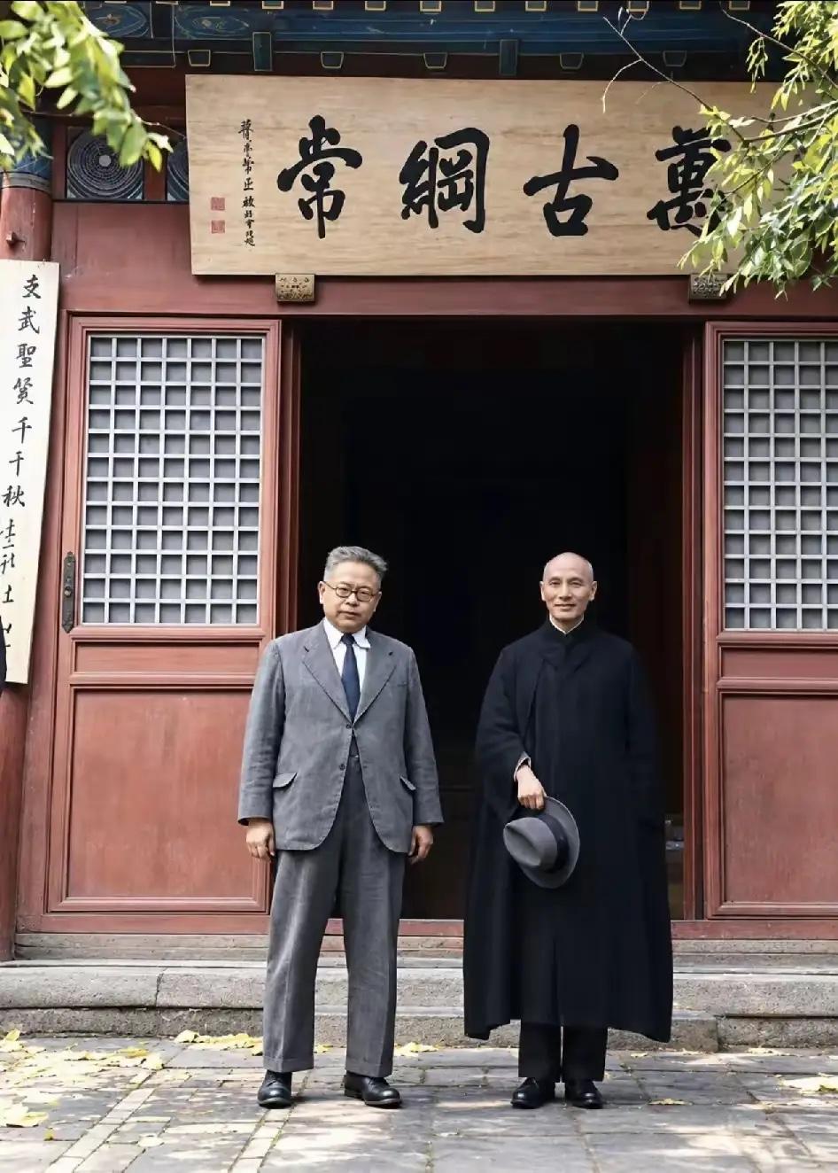 1946年春，傅斯年陪同蒋中正一同到北平东城的文天祥纪念祠游玩，并肩站在正殿门口