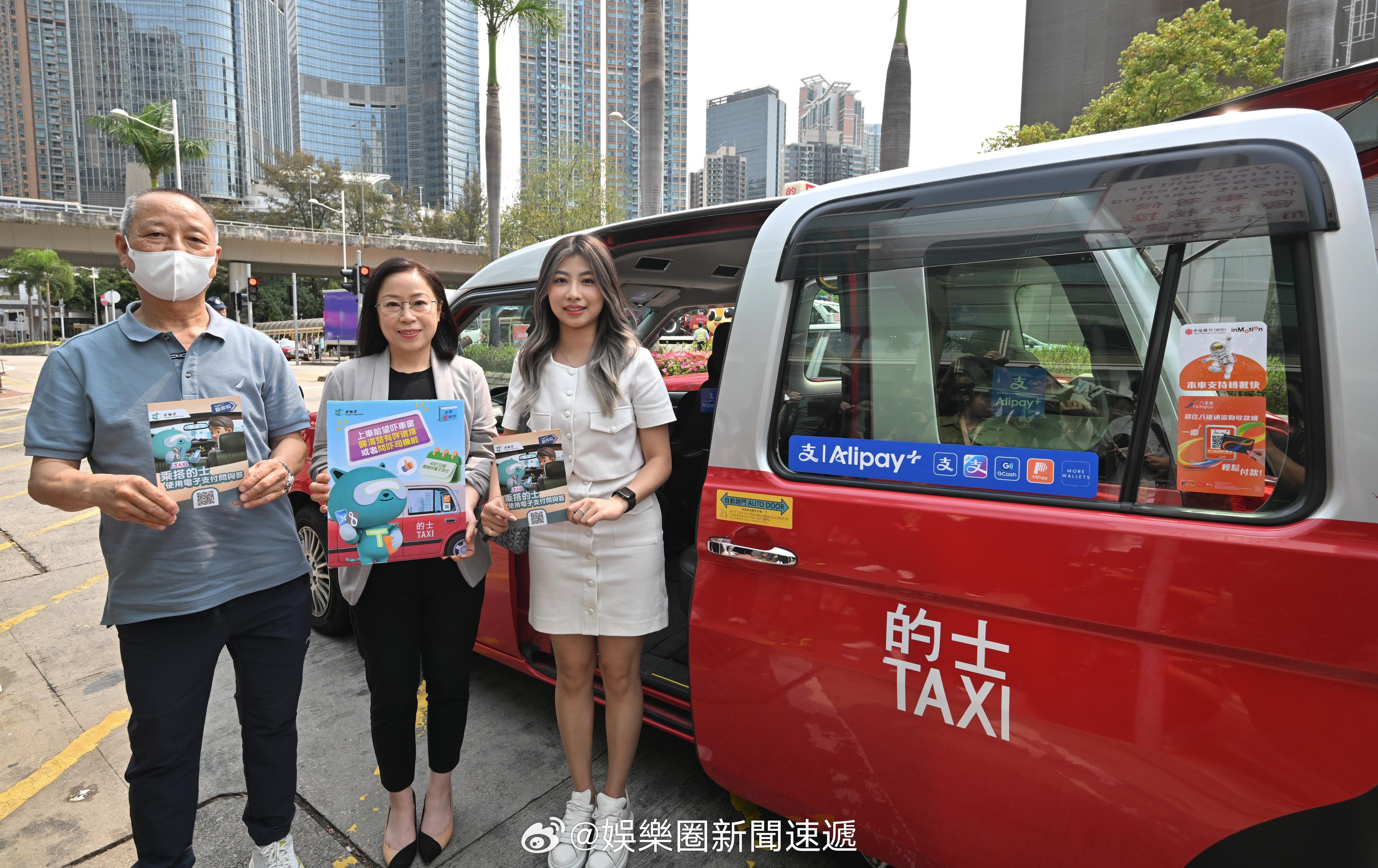 「香港特區政府運輸署署長視察香港的士電子繳費 新規定實施情況..」香港特區政府運