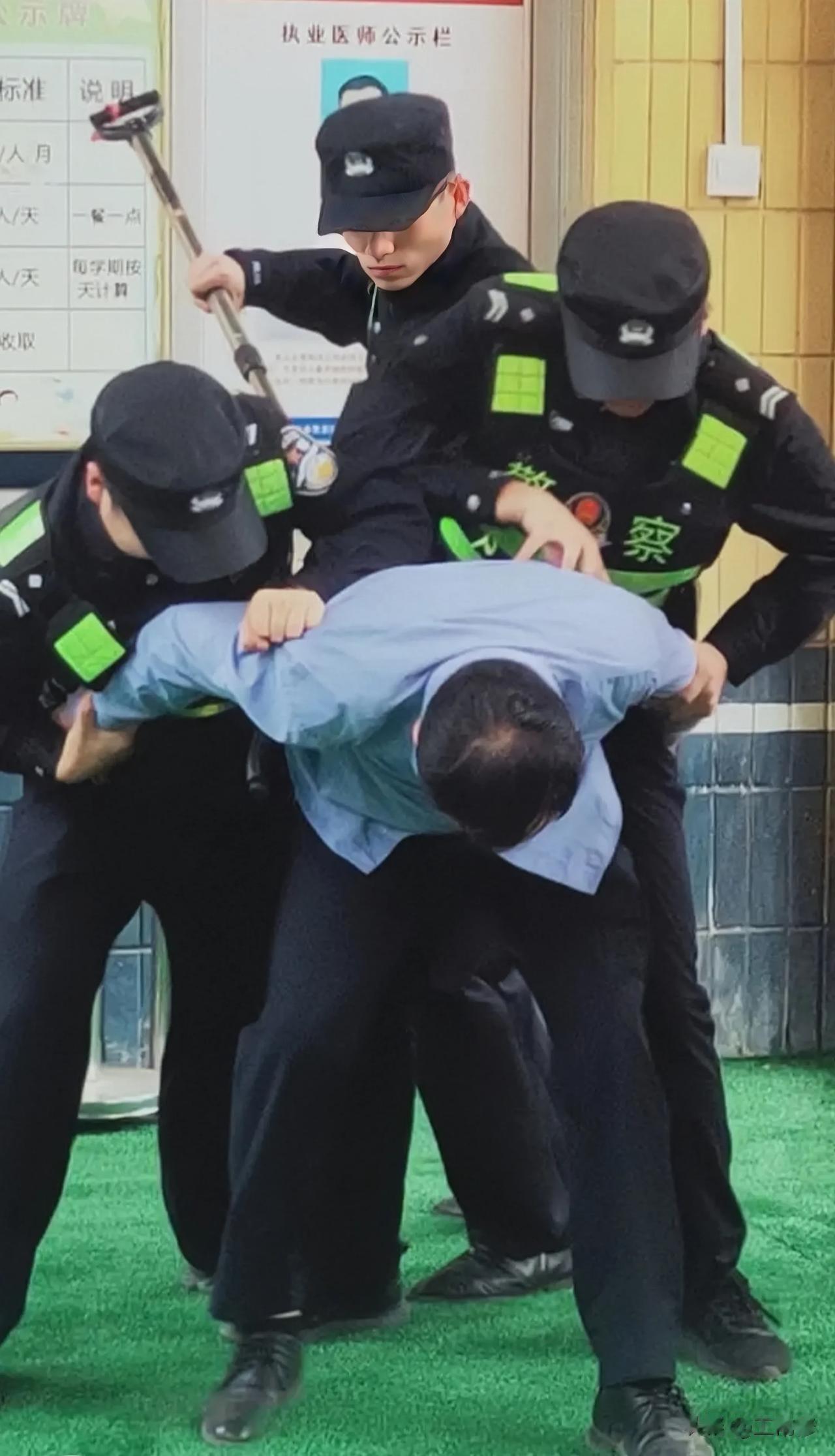 以前的教育核心，倡导人心向善、见义勇为，遇到坏人时要挺身而出，敢于和坏人作斗争。