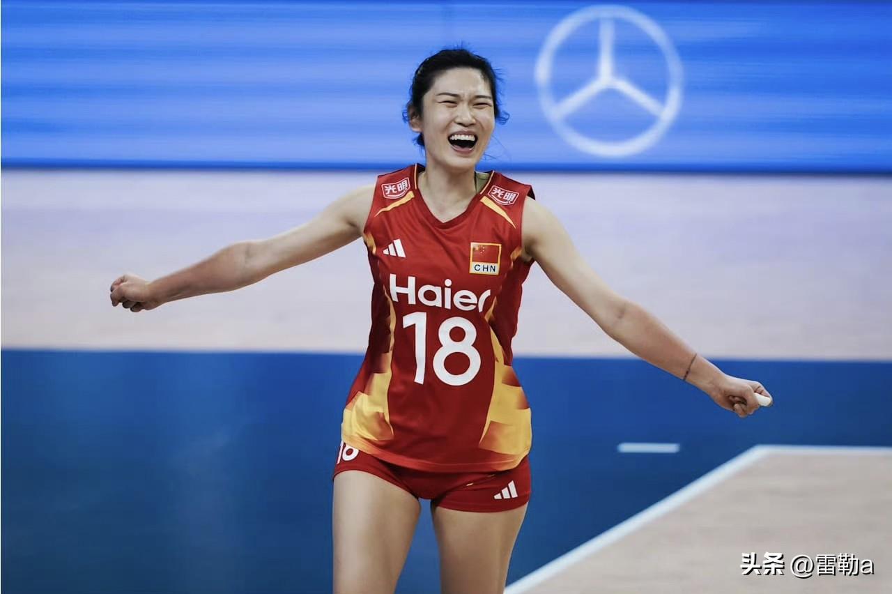 中国女排3：0完美复仇胜法国

今晚中国女排还是凭借整体配合多点进攻，逼迫法国频