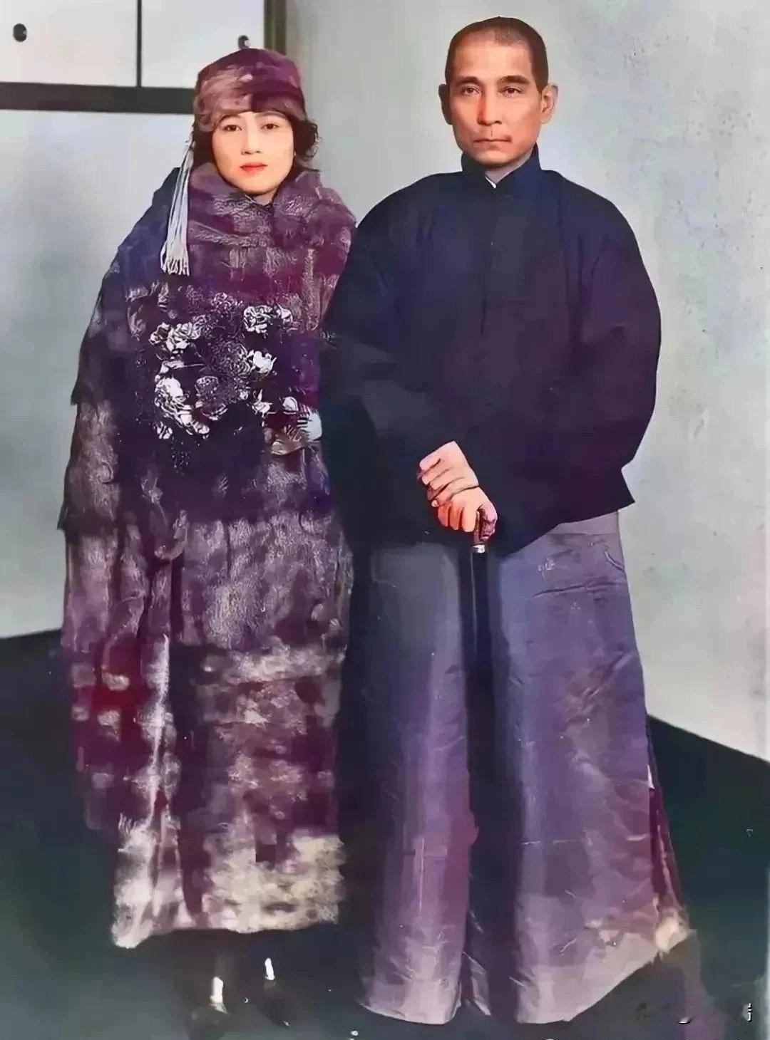 1925年，孙中山临终前，安慰妻子宋庆龄说：“Darling，你不用伤心，我所有