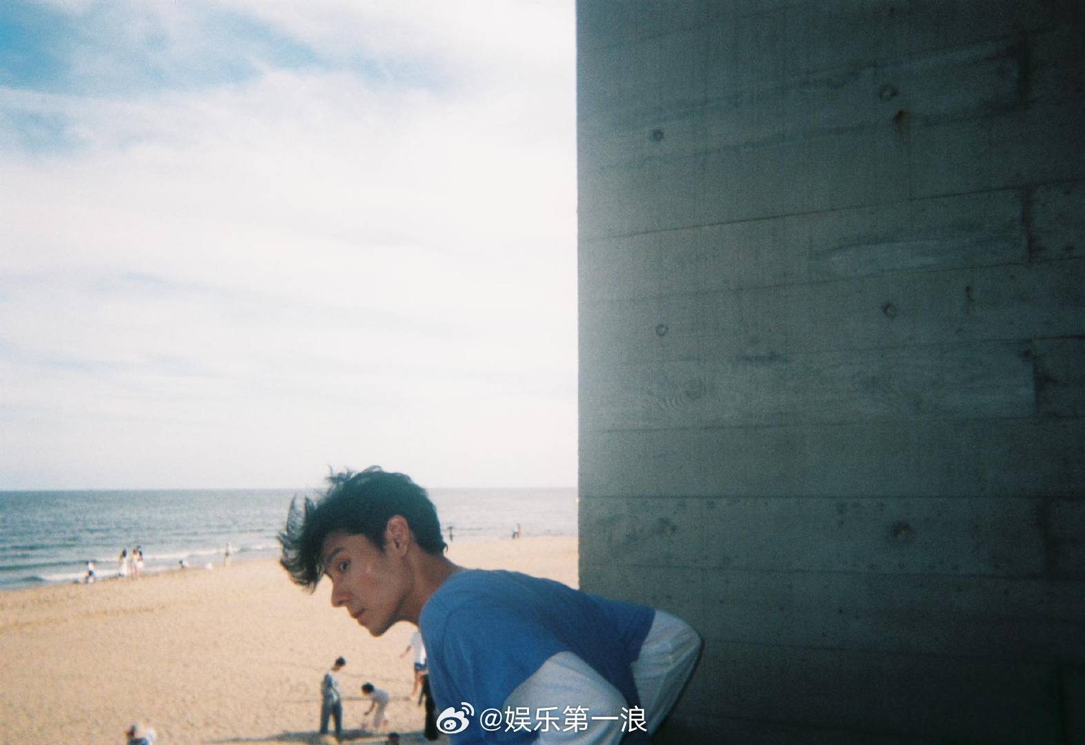 张艺凡把阿那亚胶片洗出来了张艺凡用胶片拍了拍蒋奇明 发布了在阿那亚拍摄的，抓拍的