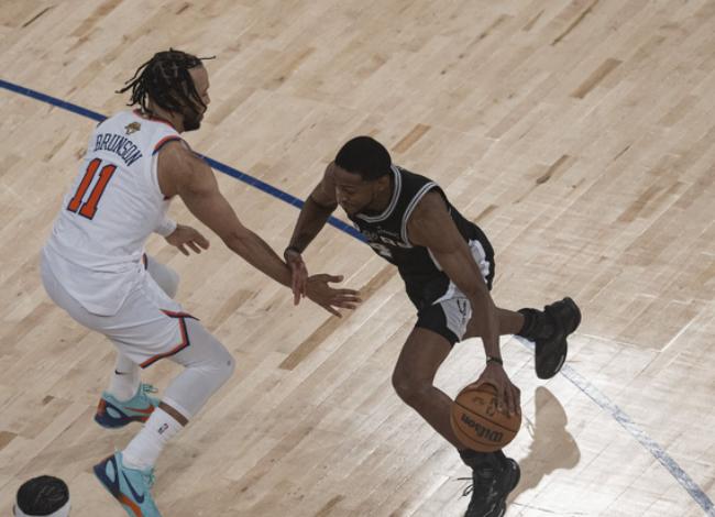 NBA总决赛，尼克斯对阵马刺的G4比赛中，出现了非常奇葩的一幕。第四节比赛还剩下