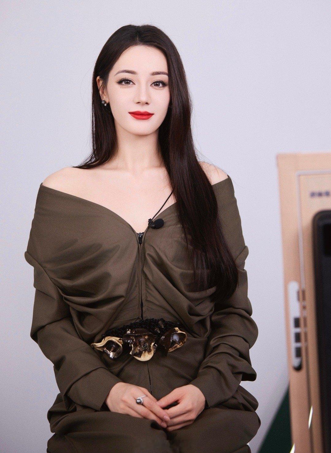 迪丽热巴[心][色][心][色][舔屏][色][舔屏][色][允悲][色] ​​