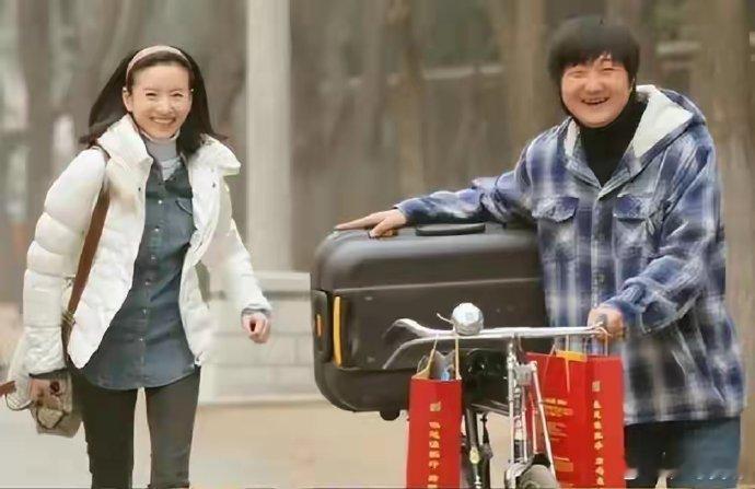 董洁能爱上王大治，属实让人不解。要知道，董洁当时的老公潘粤明，是非常帅气的呀！ 