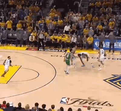 其实今天早上起来的时候，凯狗的发言只是让我第二蚌埠住的，最蚌埠住的还是湖人差点换