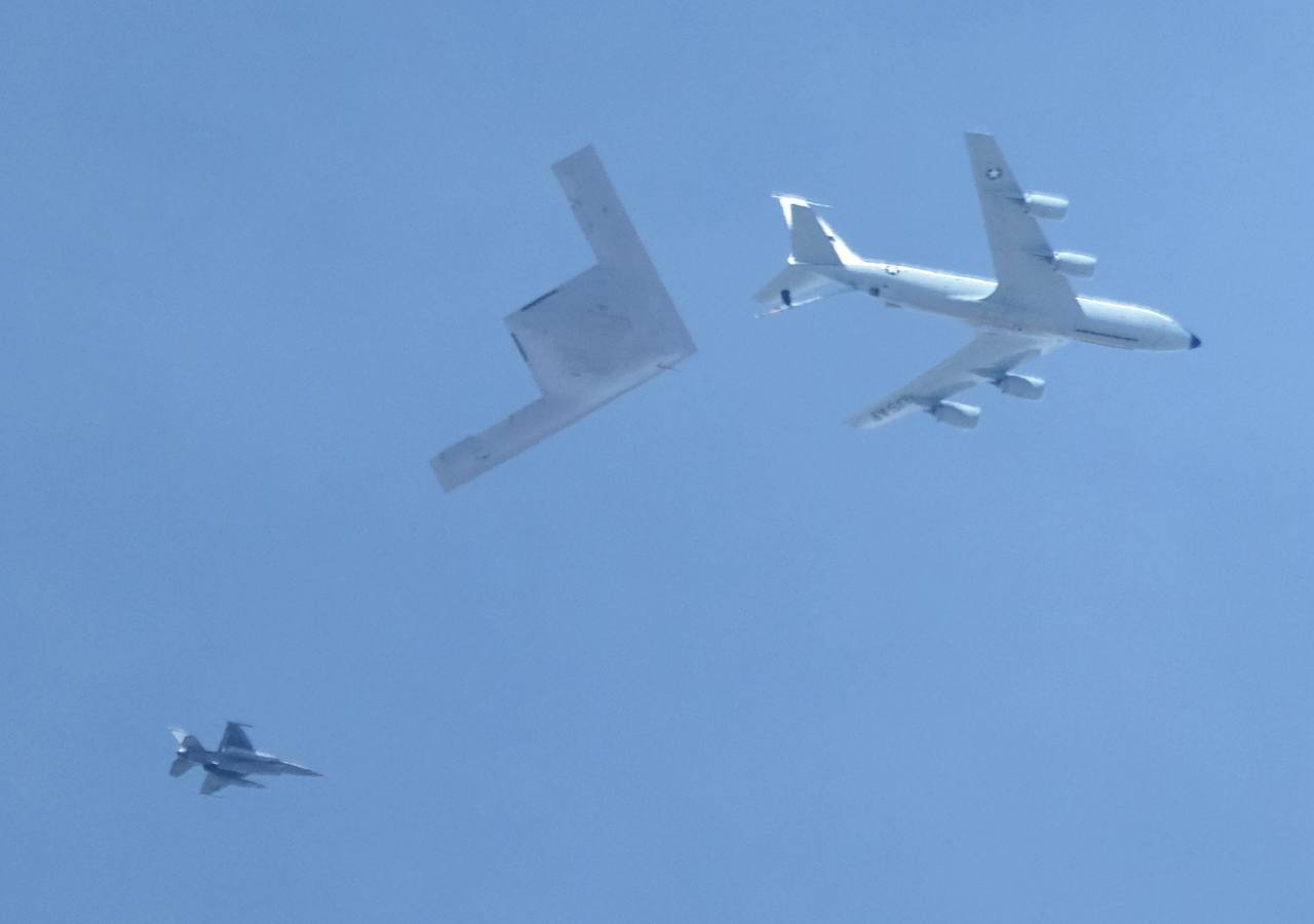 多名飞机观测者拍摄了今日在加利福尼亚州东部上空进行加油测试飞行的KC-135战略