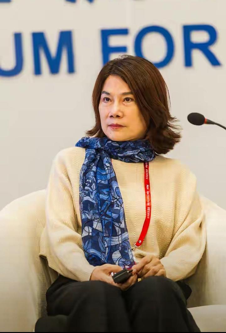 我真是想不明白了，董明珠已经70多岁了是一个奶奶级别的人了，为什么她那么排斥别人